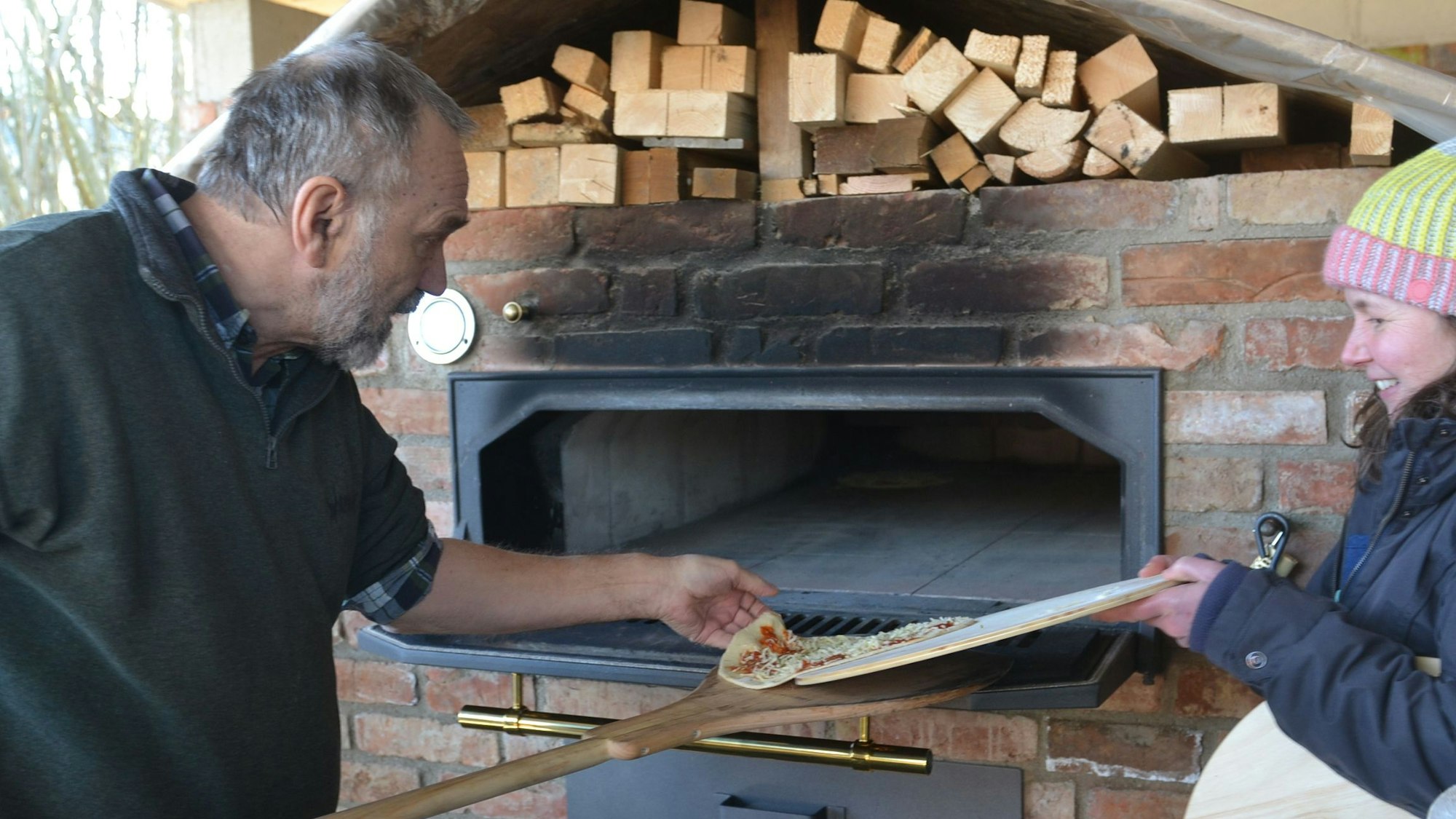 Ob Pizza, Brot oder Kuchen, der "Dorfbackes" der Dörfergemeinschaft am Thürne bietet viele Möglichkeiten gemeinsam leckere Speisen zu backen.