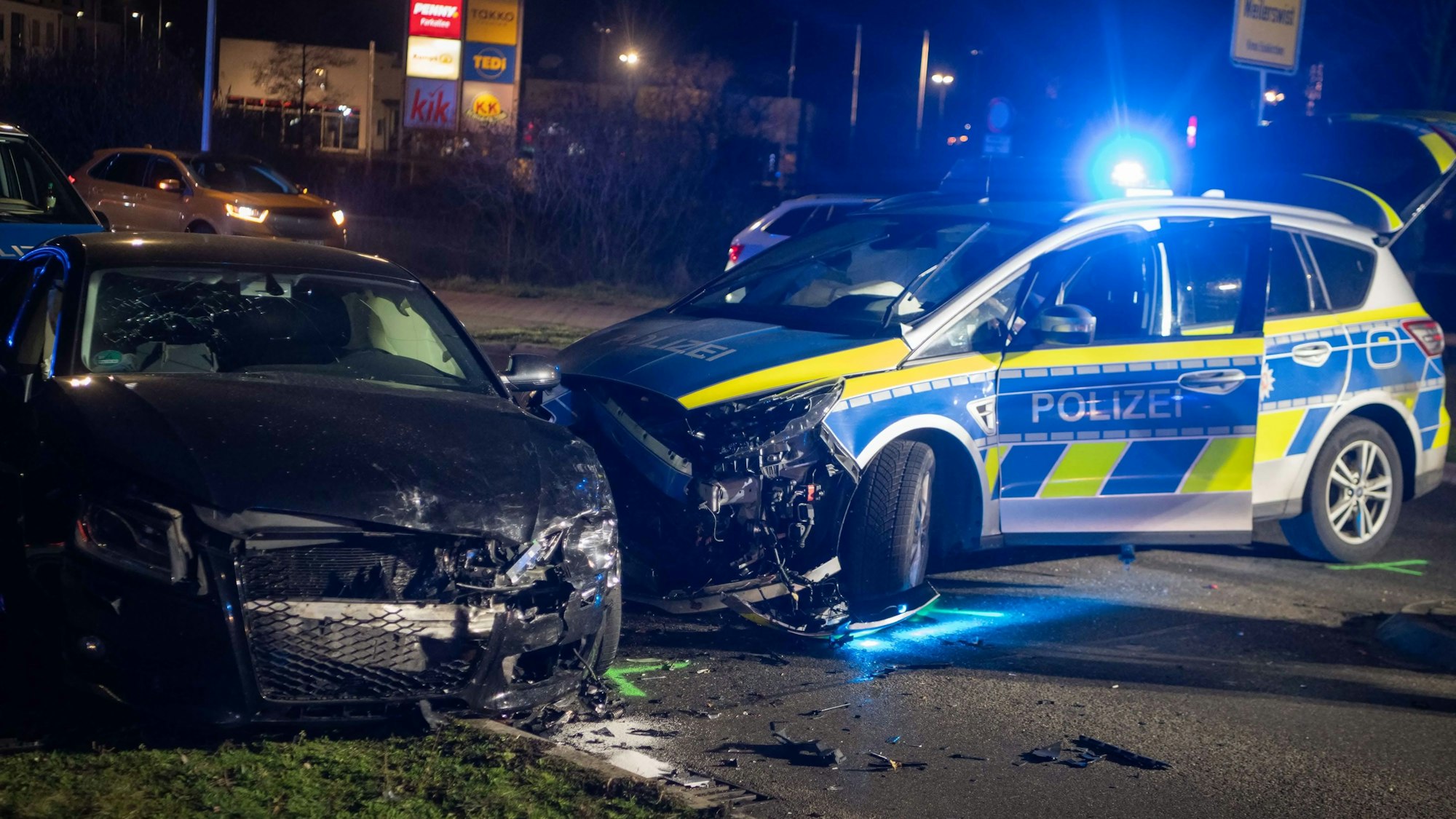 Mit einer Kollision endete in Weilerswist eine Verfolgungsjagd. Zuvor hatte es laut Polizei eine Bedrohungslage in Weilerswist gegeben.
