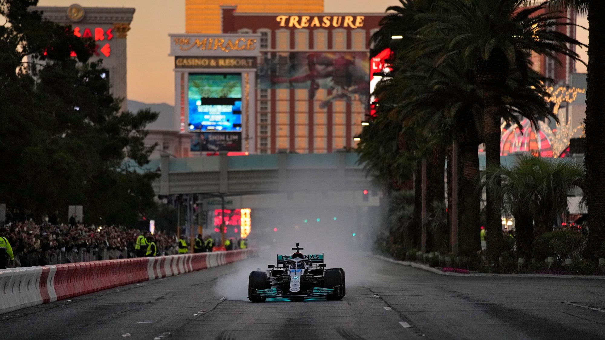 George Russell fährt in seinem Mercedes entlang des Las Vegas Strip bei einer Eröffnungsparty.