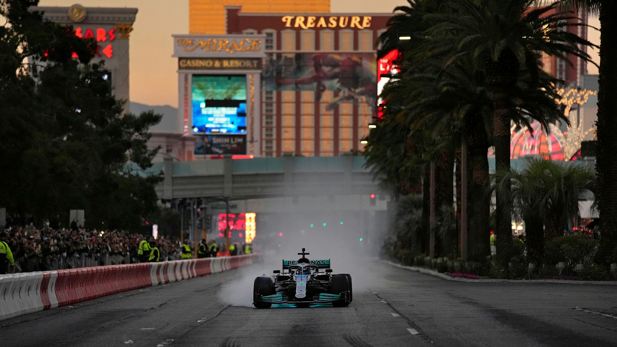 George Russell fährt in seinem Mercedes entlang des Las Vegas Strip bei einer Eröffnungsparty.