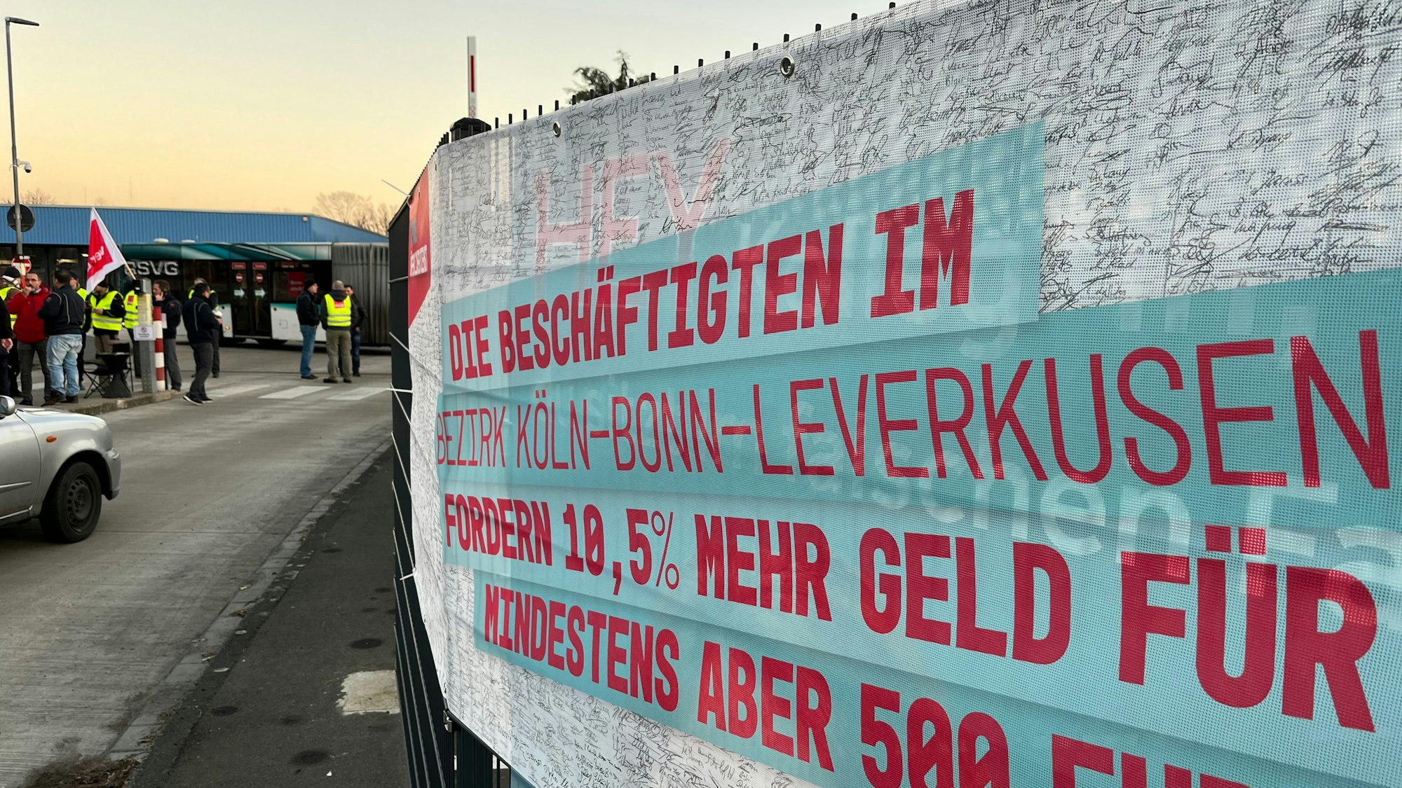 Streikende auf einem Betriebshof der RSVG.