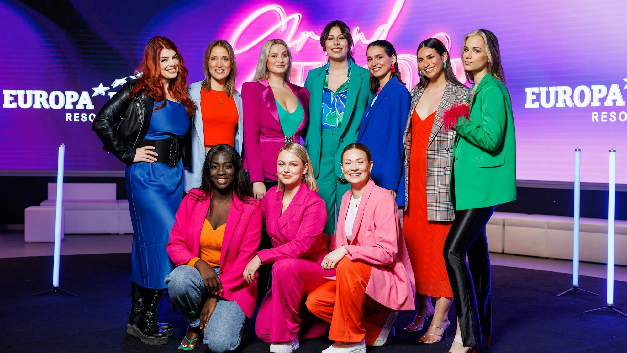 Sandra Friedrichs (hintere Reihe, l-r) , Vanessa Didam, Catharina Convents, Saskia von Bargen, Chantal Epli, Lena Petrides, Kira Geiss, (vordere Reihe, l-r) Audrey Boateng, Eva Placzek und Romy Kölzer posieren während eines Fototermins der Final-Teilnehmerinnen des "Miss Germany"-Wettbewerbs.