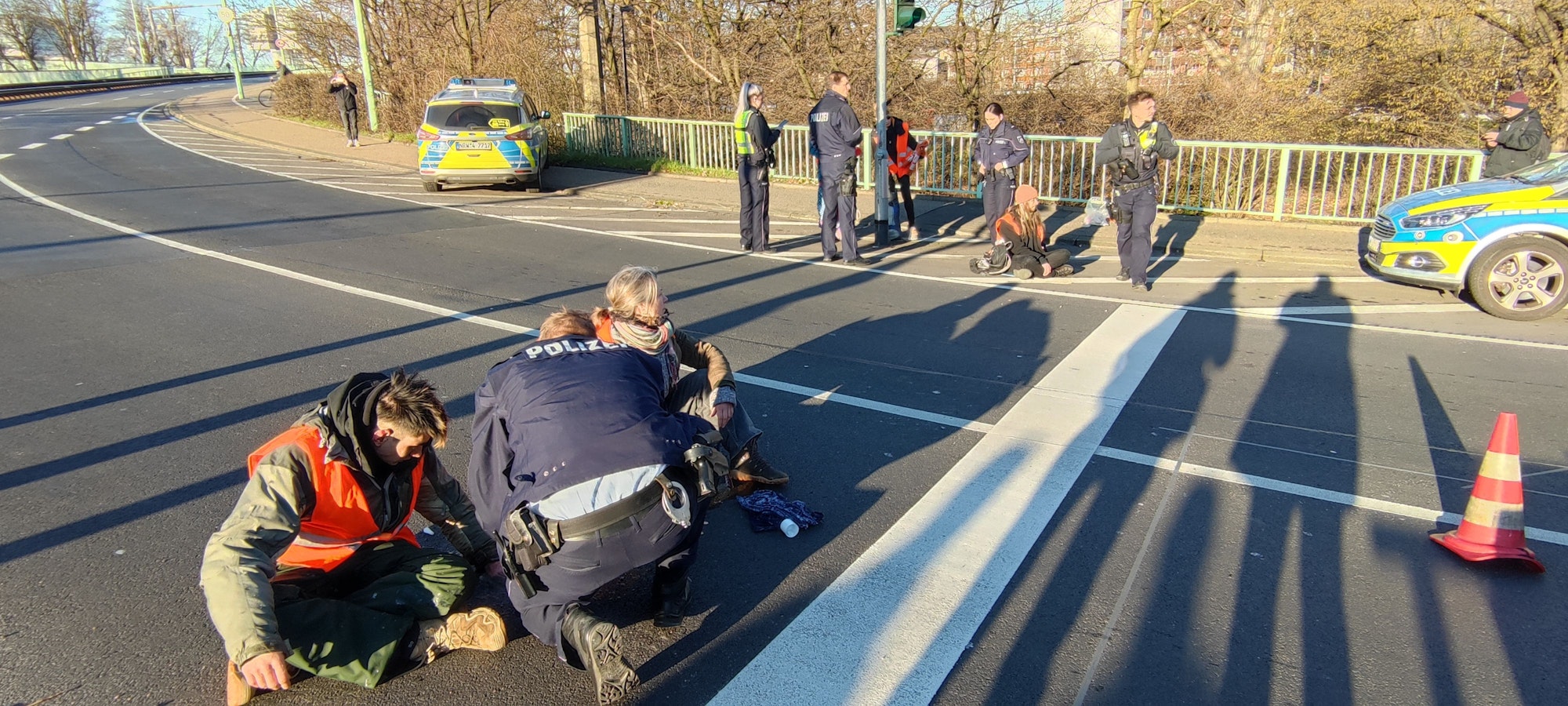 Klima-Aktivisten der „Letzte Generation“ protestieren anhand von Straßenblockaden