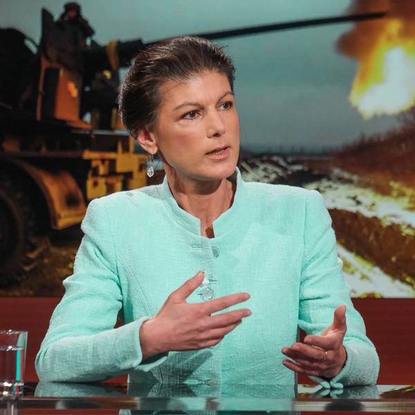 Louis Klamroth diskutierte mit seinen Gästen bei „Hart aber fair“ über den Ukraine-Krieg. Mit Sahra Wagenknecht war er offenbar nicht immer einer Meinung.