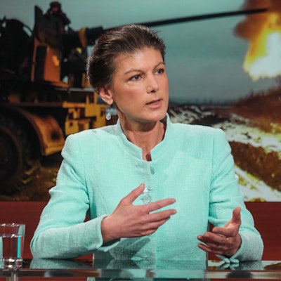 Louis Klamroth diskutierte mit seinen Gästen bei „Hart aber fair“ über den Ukraine-Krieg. Mit Sahra Wagenknecht war er offenbar nicht immer einer Meinung.