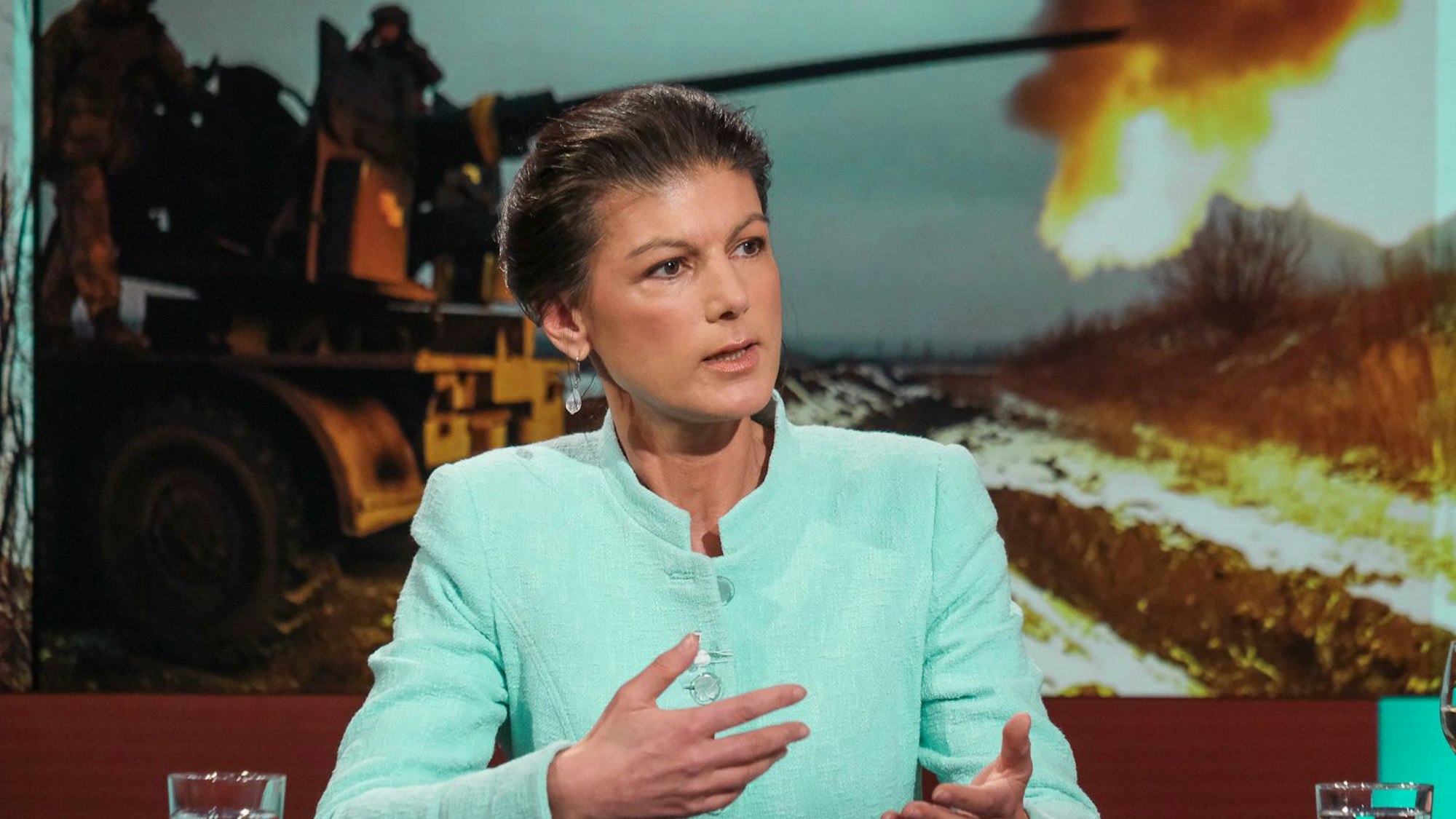 Louis Klamroth diskutierte mit seinen Gästen bei „Hart aber fair“ über den Ukraine-Krieg. Mit Sahra Wagenknecht war er offenbar nicht immer einer Meinung.