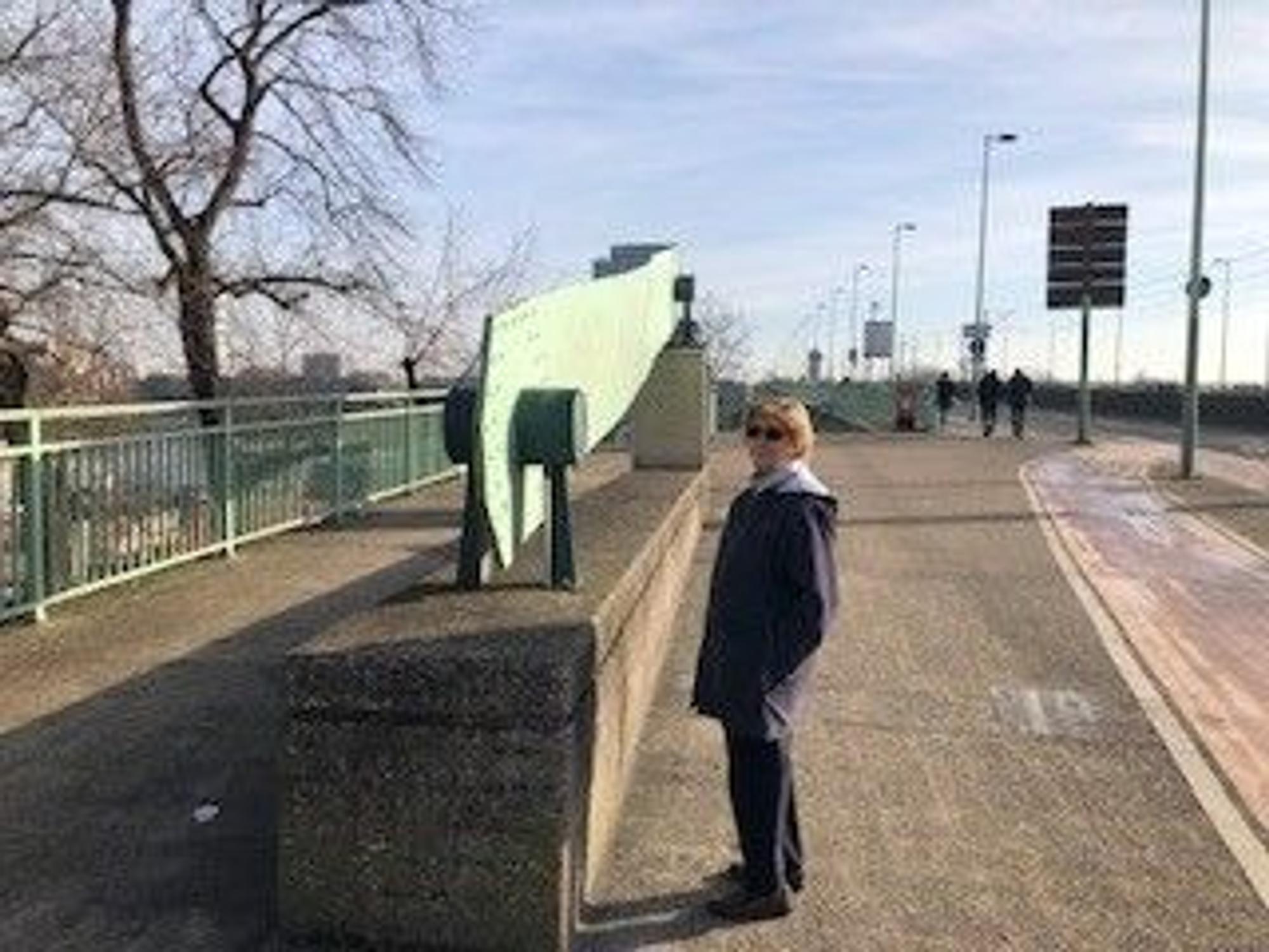 Auf der Deutzer Brücke erinnert sich Margret Groenewald an die traumatischen Kindheitserlebnisse.