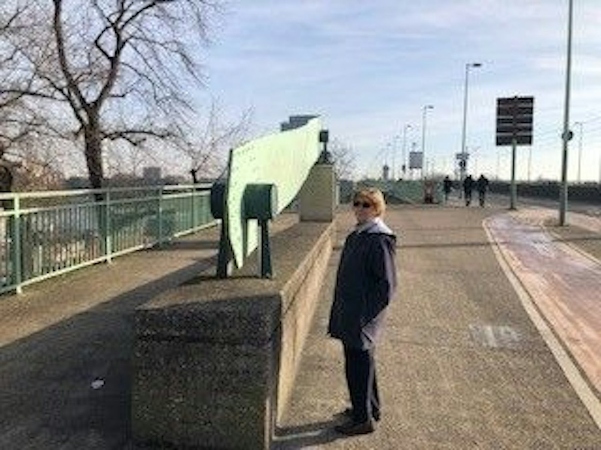 Auf der Deutzer Brücke erinnert sich Margret Groenewald an die traumatischen Kindheitserlebnisse.