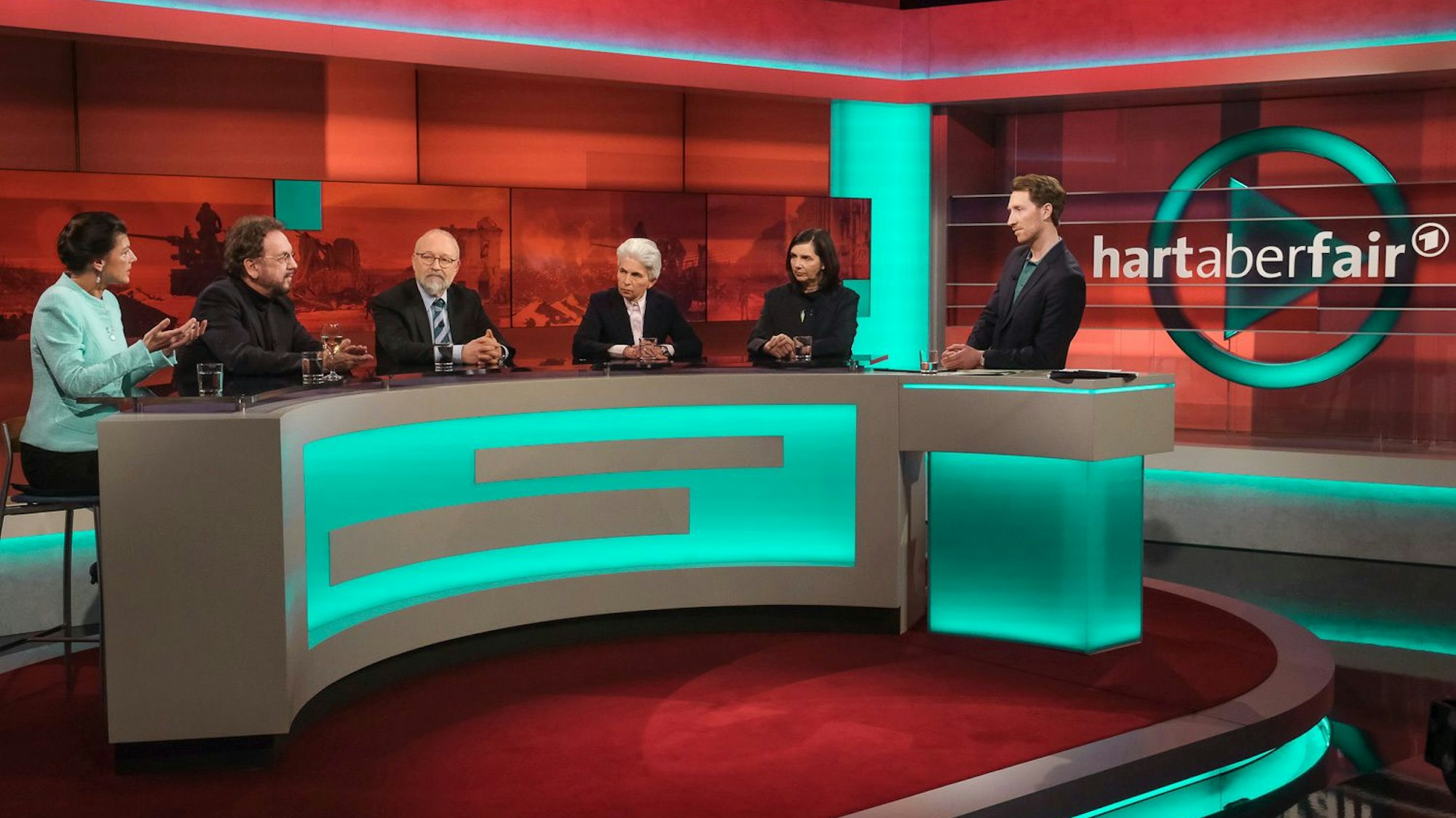 Sahra Wagenknecht, Heribert Prantl, Herfried Münkler, Marie-Agnes Strack-Zimmermann, Katrin Göring-Eckardt und Louis Klamroth (v.l.) im Studio.