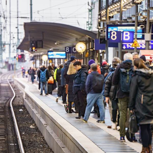 Zahlreiche Reisende stehen am Frankfurter Hauptbahnhof auf einem Bahnsteig. Die Gewerkschaft Verdi will am Freitag mit Warnstreiks den öffentlichen Nahverkehr in zahlreichen Städten in mehreren Bundesländern lahmlegen. (Symbolbild)