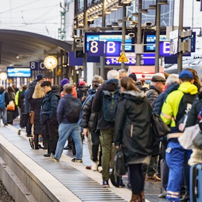 Zahlreiche Reisende stehen am Frankfurter Hauptbahnhof auf einem Bahnsteig. Die Gewerkschaft Verdi will am Freitag mit Warnstreiks den öffentlichen Nahverkehr in zahlreichen Städten in mehreren Bundesländern lahmlegen. (Symbolbild)