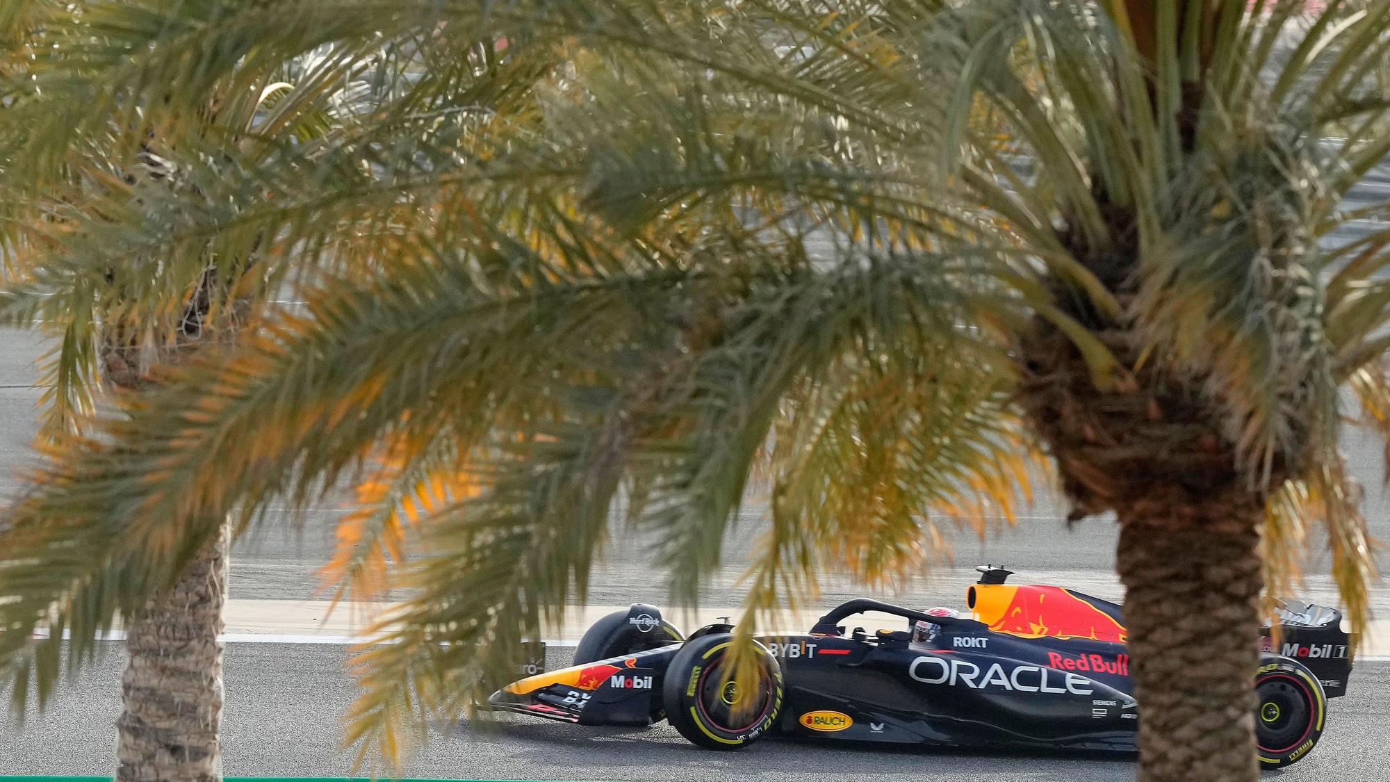 Formel-1-Weltmeitster Max Verstappen testet seinen neuen Red-Bull-Boliden.