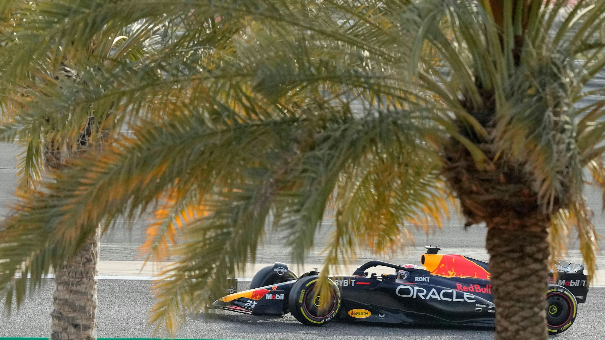 Formel-1-Weltmeitster Max Verstappen testet seinen neuen Red-Bull-Boliden.