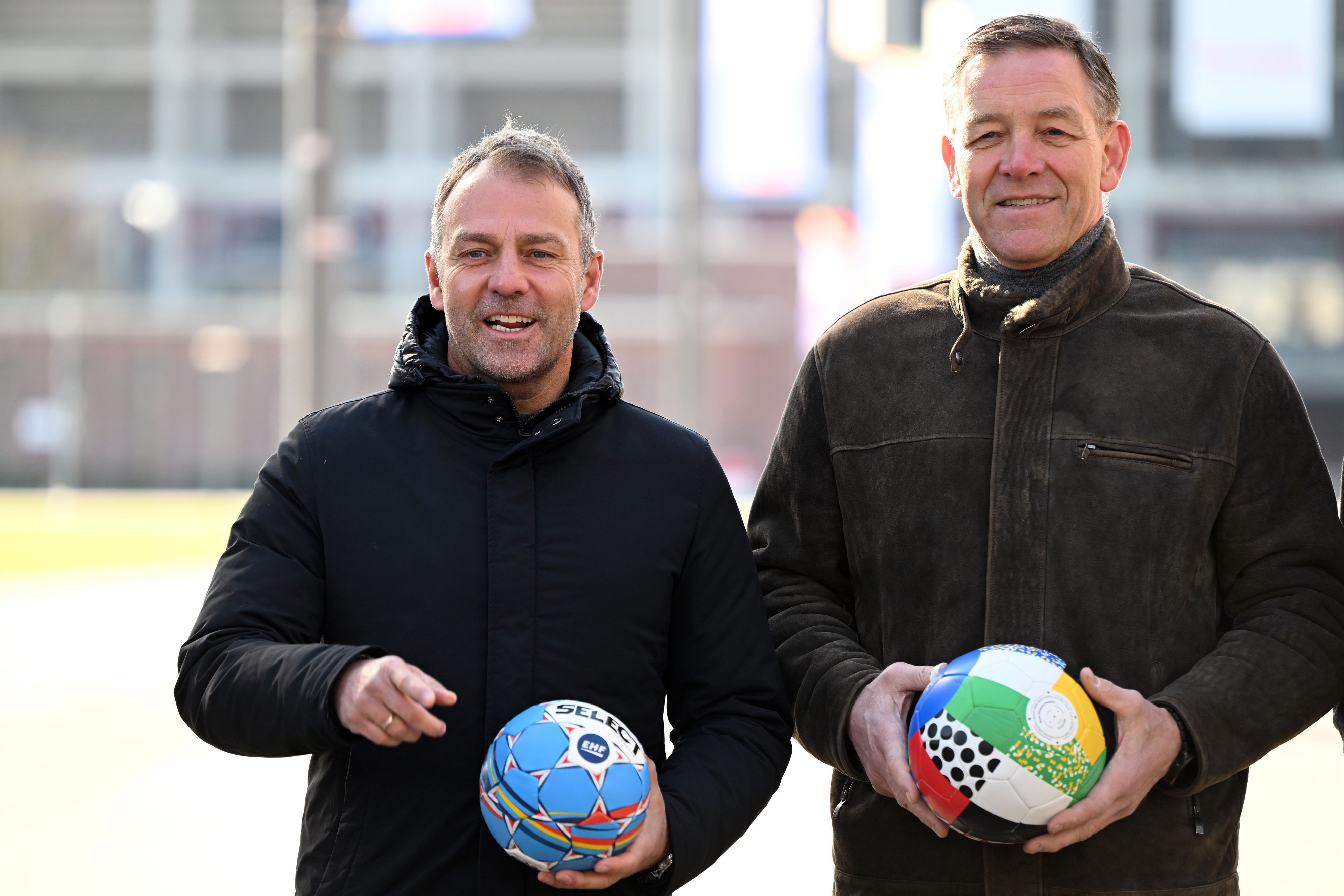 Fußball-Bundestrainer Hansi Flick (l) und Handball-Bundestrainer Alfred Gislason stehen zusammen.