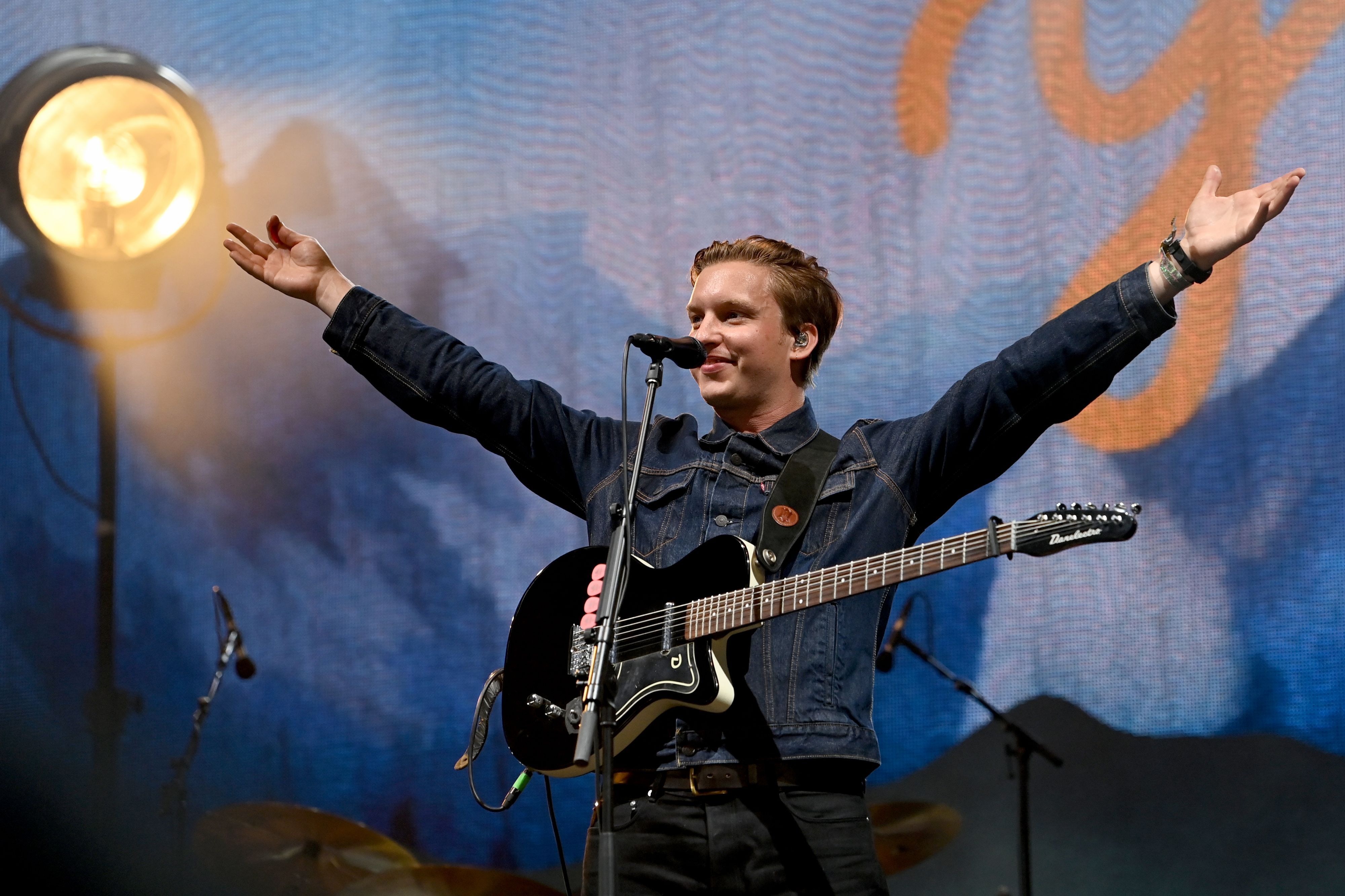 George Ezra auf der Bühne.