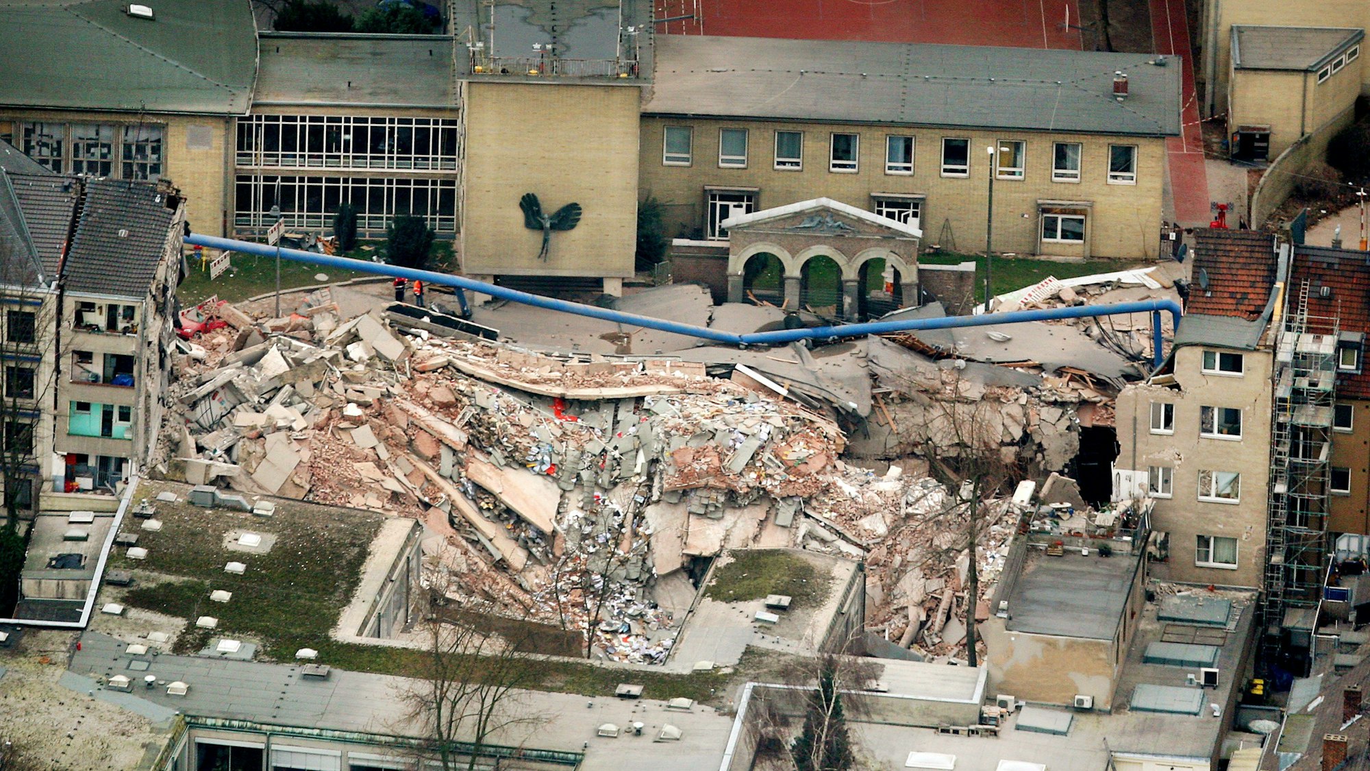 Trümmer liegen an der Stelle, an der sich das Historische Stadtarchiv befand.
