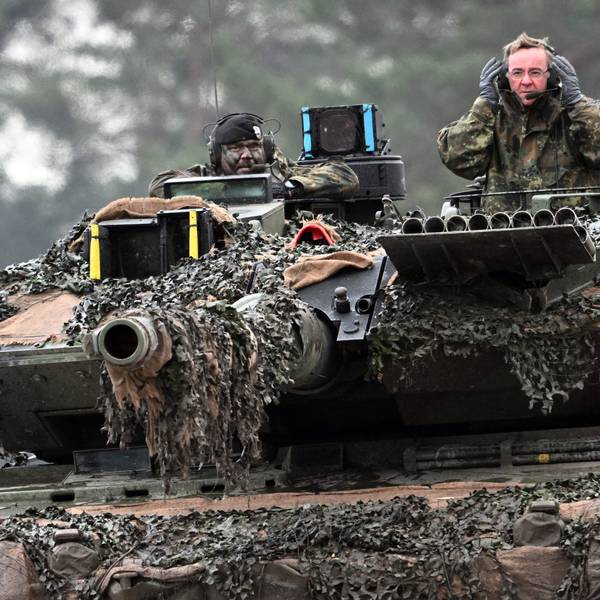 Boris Pistorius (SPD) Verteidigungsminister, fährt im Turm eines Leopard 2A6 mit einem Soldaten des der Bundeswehr.