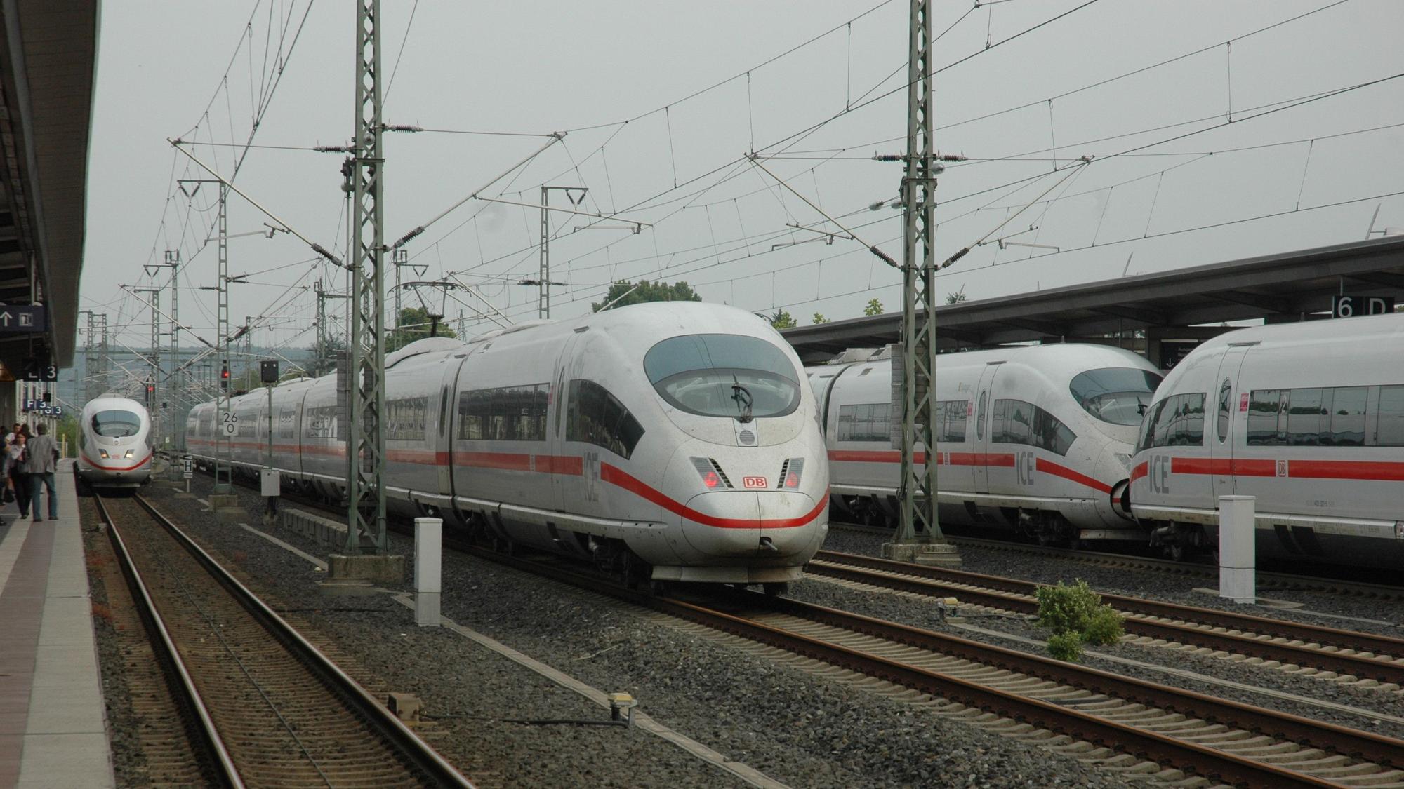Ein ICE fährt in den bahnhof Siegburg ein.