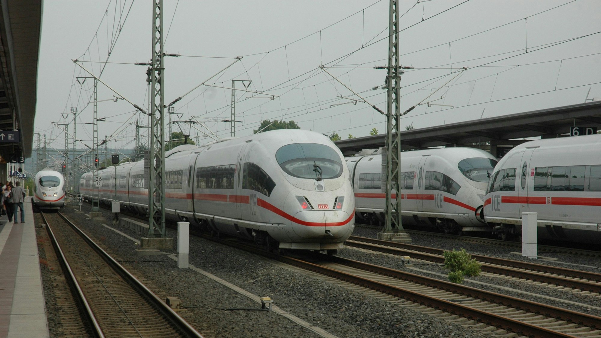 Ein ICE fährt in den bahnhof Siegburg ein.