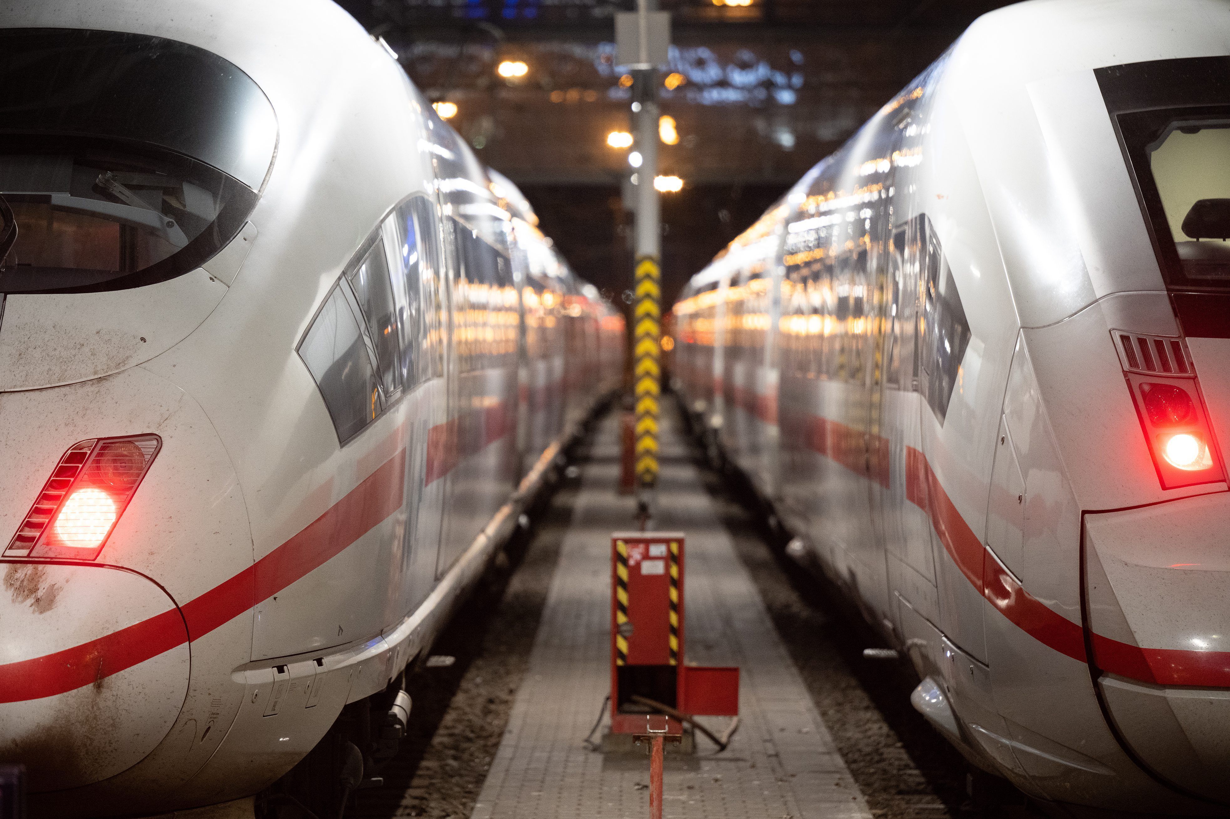 Zwei ICE stehen steht am Hauptbahnhof nebeneinander (Symbolfoto).