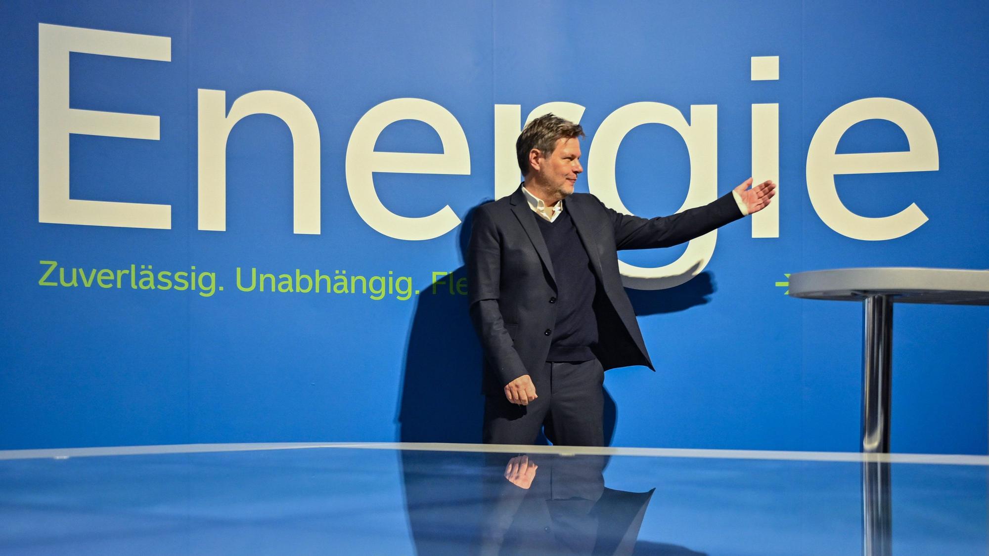 Brandenburg, Spremberg: Robert Habeck (Bündnis 90/Die Grünen), Bundesminister für Wirtschaft und Klimaschutz steht bei einem Pressegespräch im Braunkohlekraftwerk Schwarze Pumpe vor dem Wort „Energie“.