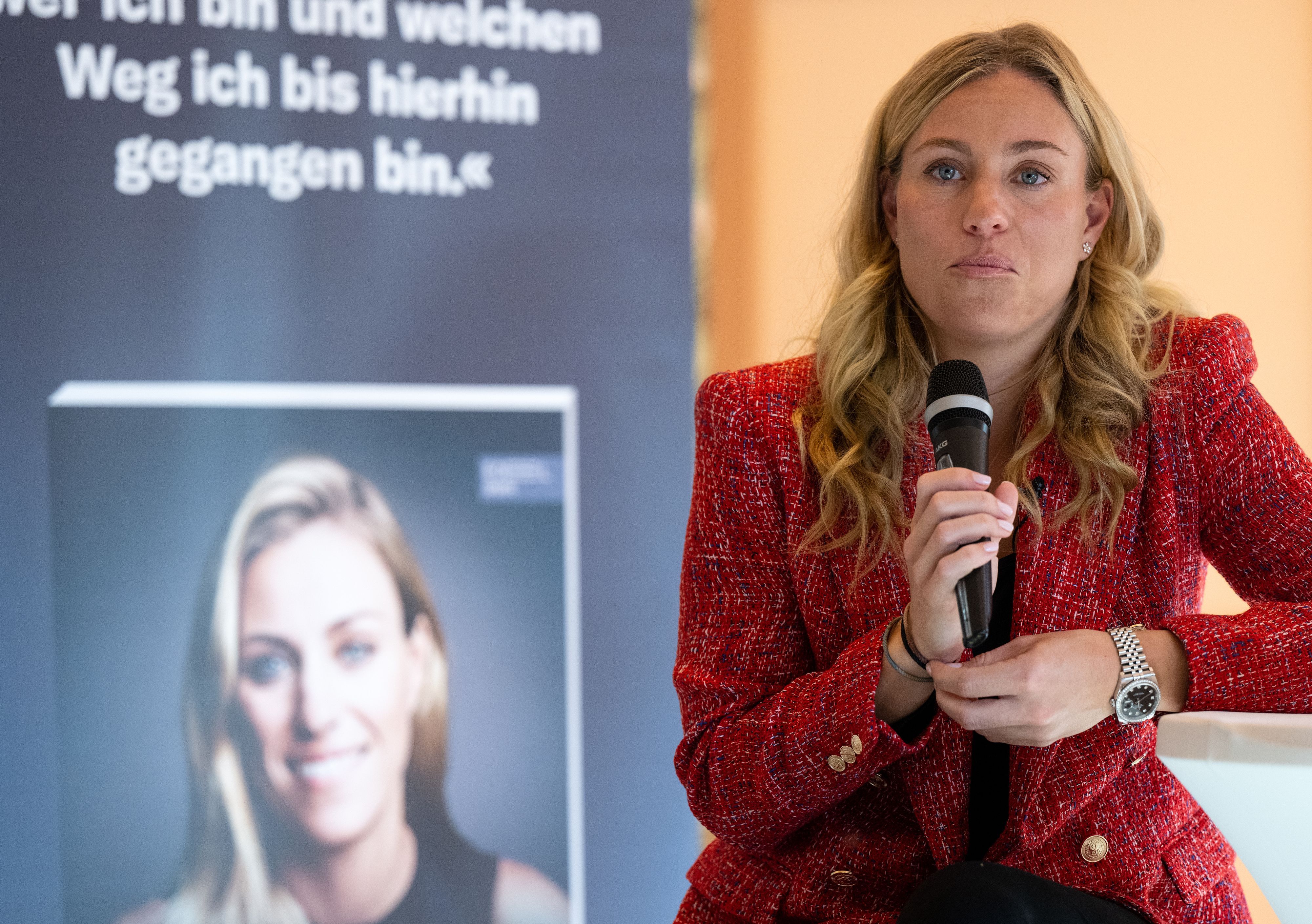 Angelique Kerber mit Mikrofon.