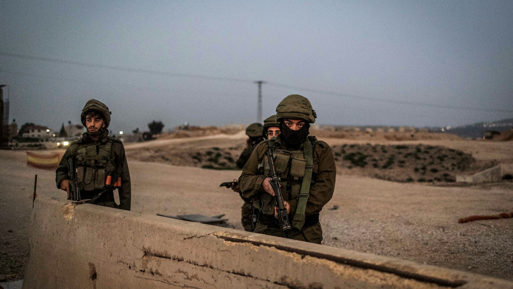 Vier israelische Soldaten mit Gewehren.