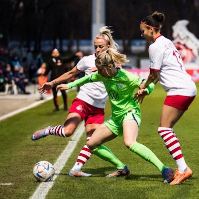 Zu wenig Gegenwehr: Die FC-Spielerinnen Mandy Islacker (l.) und Genessee Puntigam gegen Kathy Hendrich vom VfL Wolfsburg.