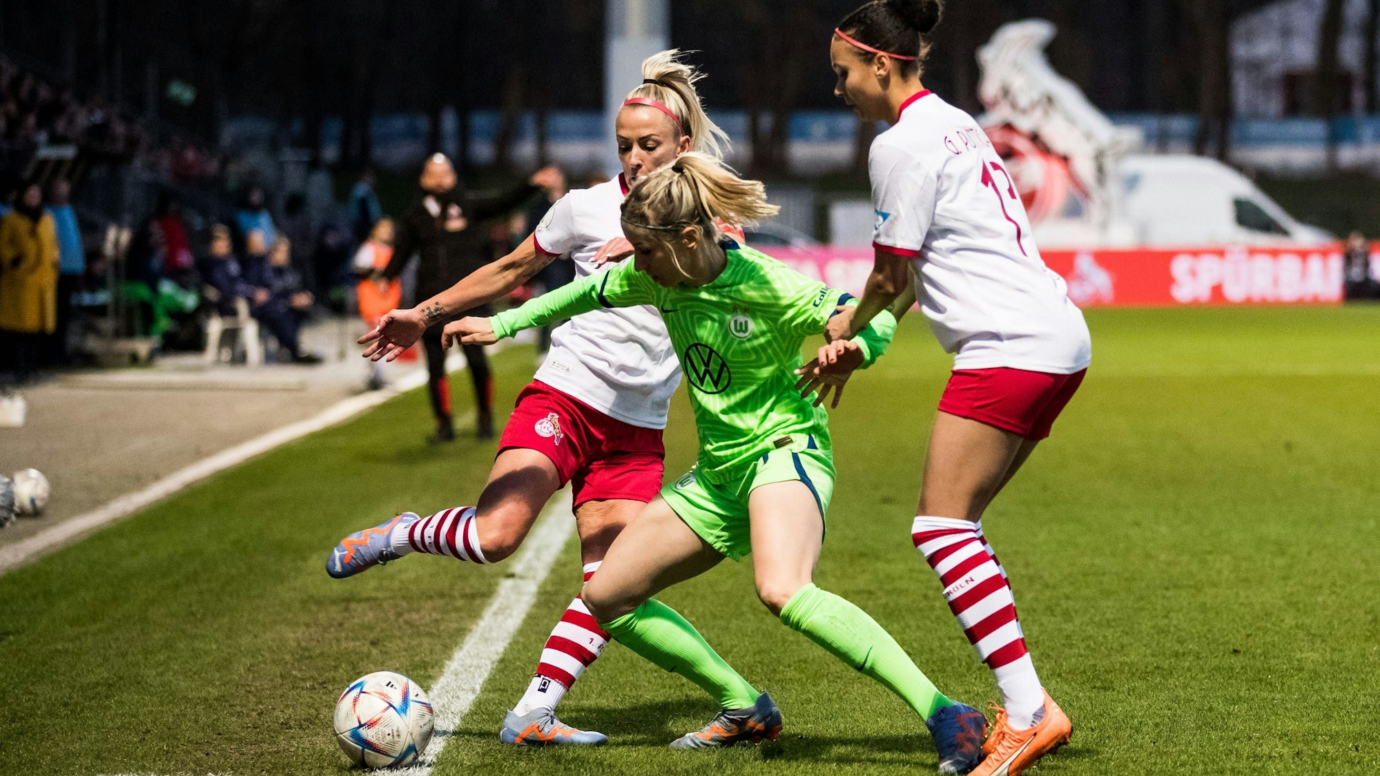 Zu wenig Gegenwehr: Die FC-Spielerinnen Mandy Islacker (l.) und Genessee Puntigam gegen Kathy Hendrich vom VfL Wolfsburg.
