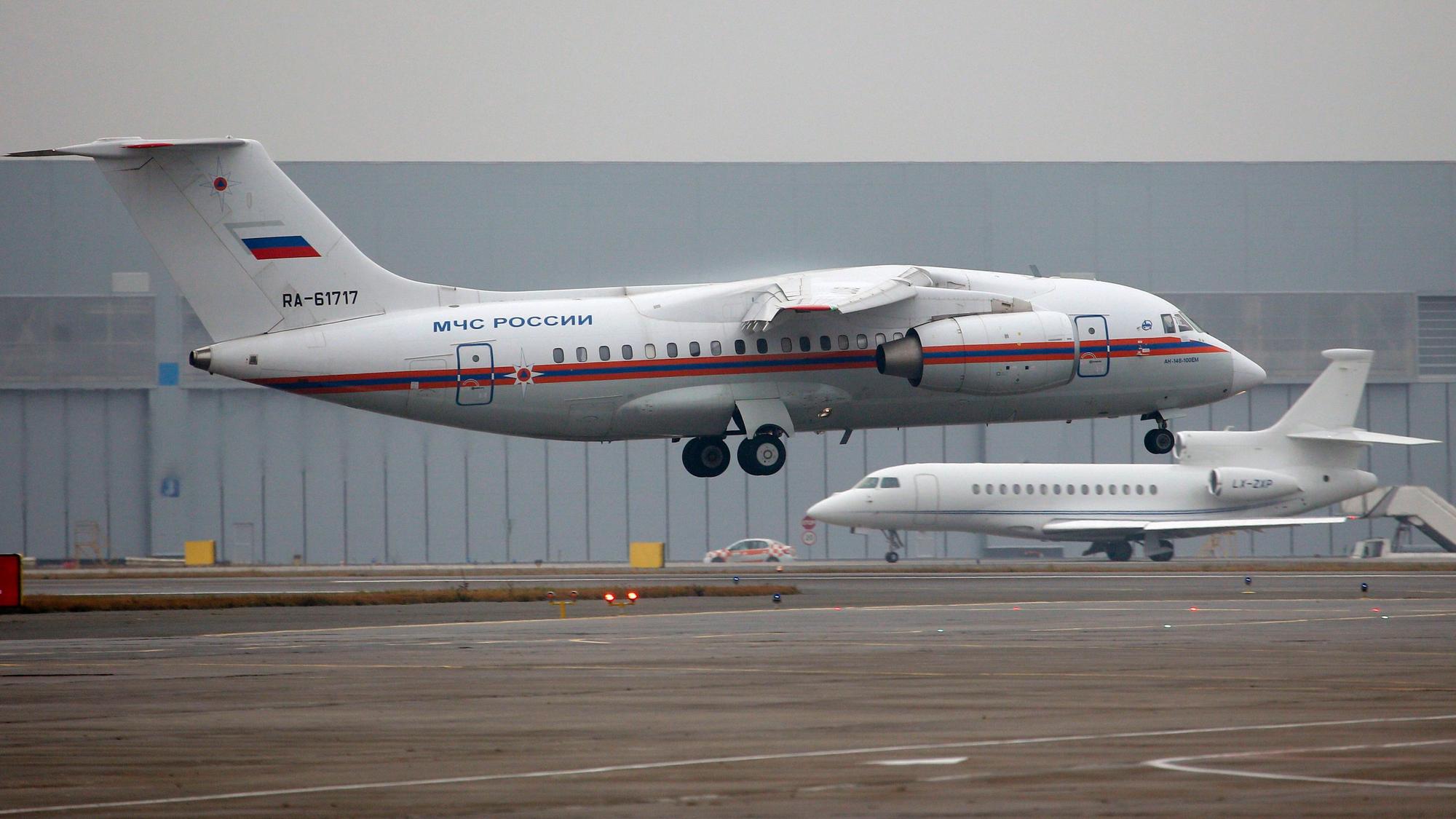 Ein Flugzeug kurz vor der Landung auf dem Flughafen Pulkovo in St. Petersburg (Symbolbild).