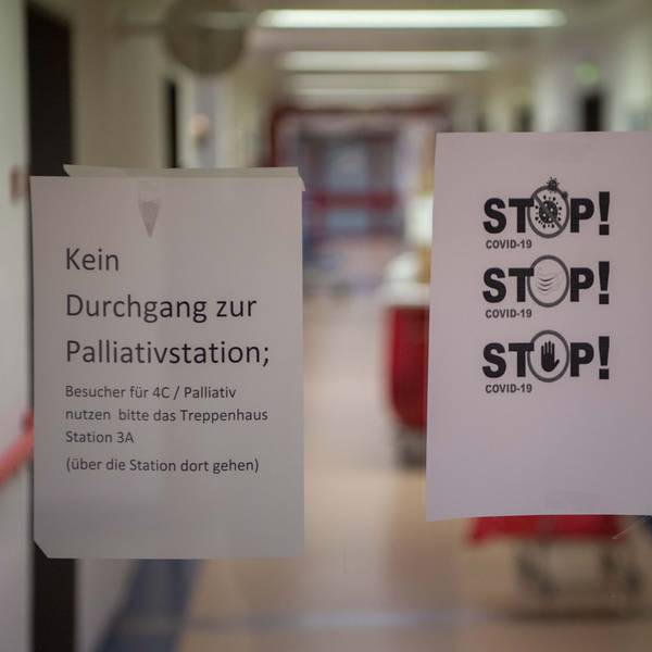 „Kein Durchgang zur Palliativstation“ steht auf einem Zettel in einem Krankenhausgang.