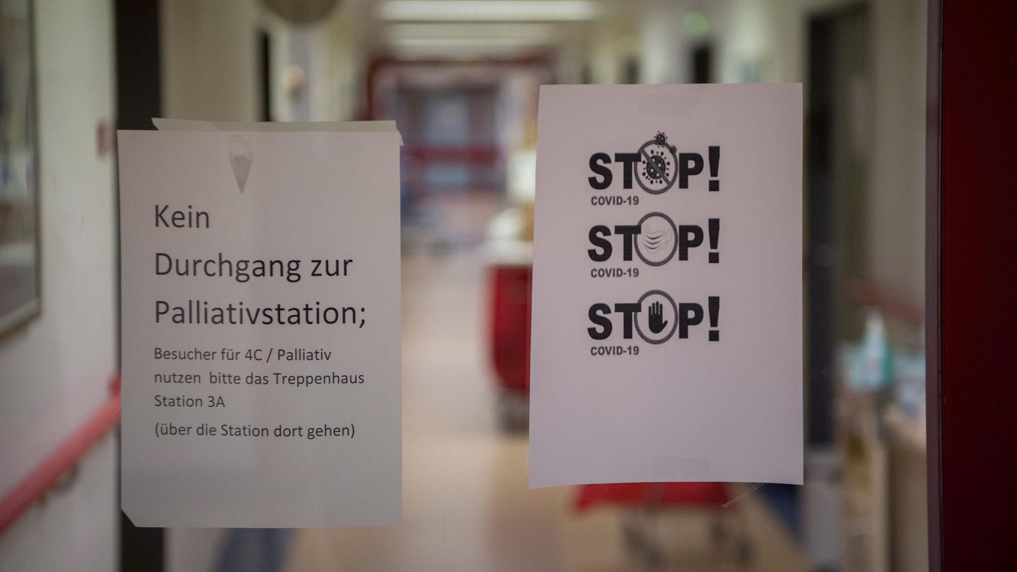 „Kein Durchgang zur Palliativstation“ steht auf einem Zettel in einem Krankenhausgang.