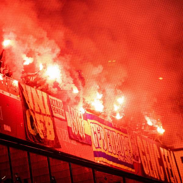 Fenerbahce-Fans zünden Bengalische Feuer. (Symbolbild)