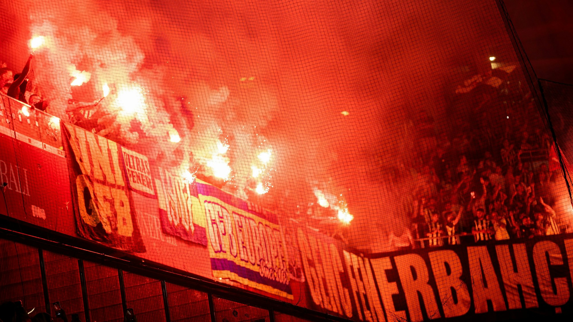 Fenerbahce-Fans zünden Bengalische Feuer. (Symbolbild)