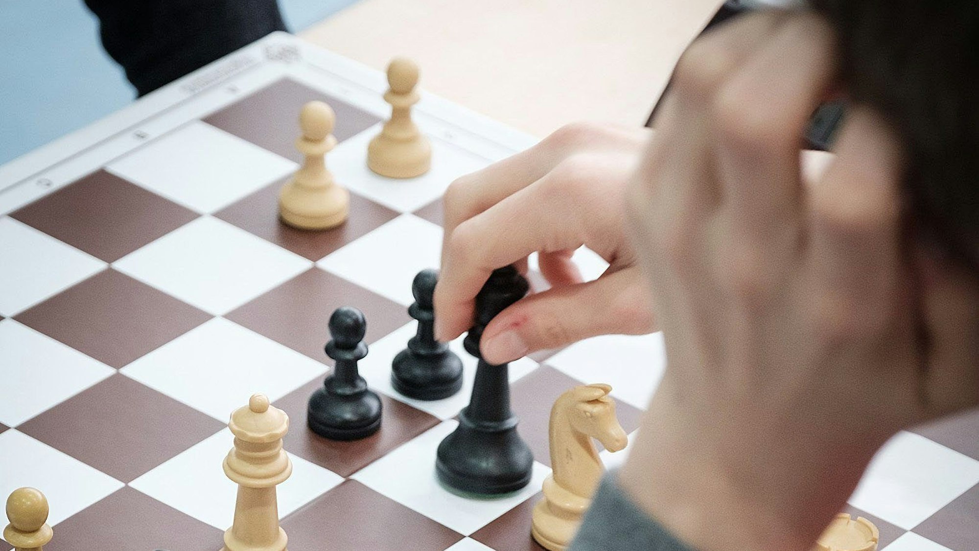 Volle Konzentration beim Setzen der Spielfiguren