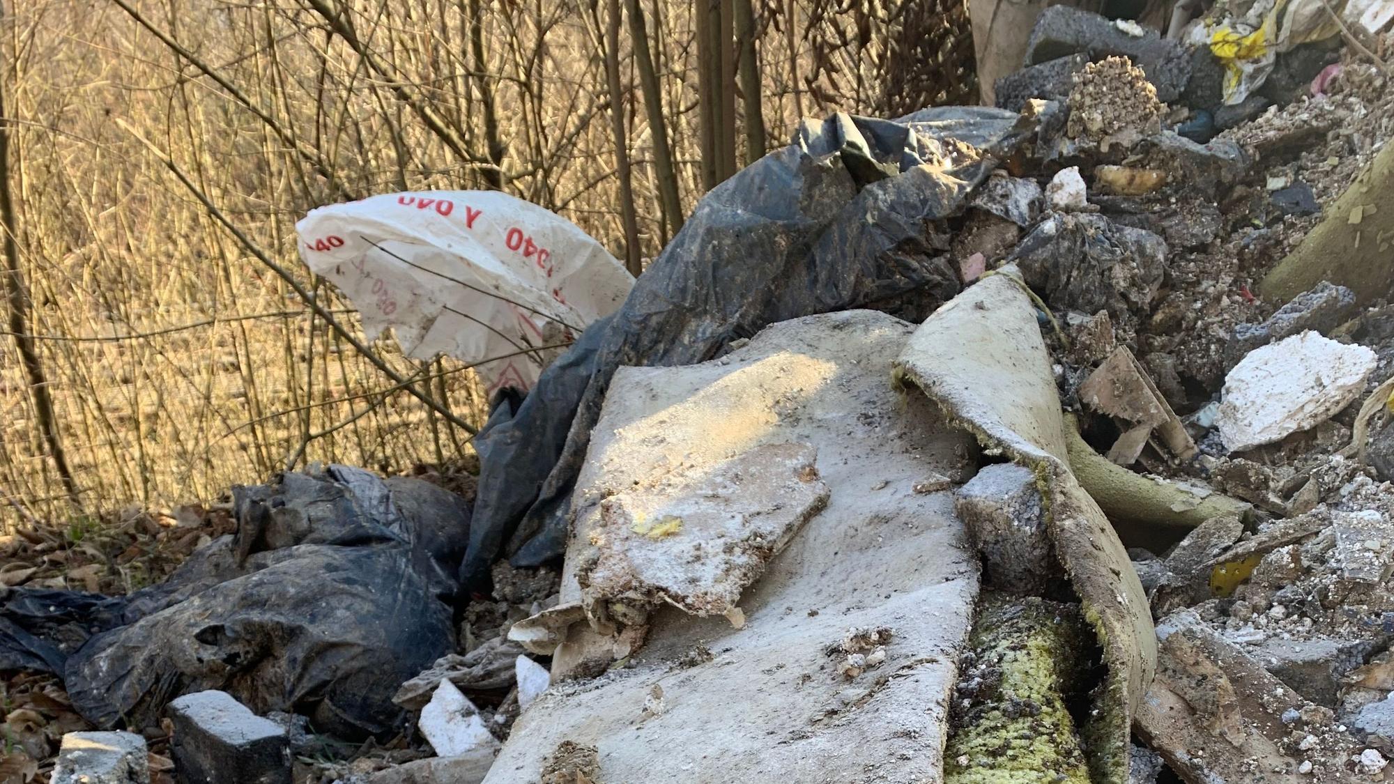 Baumaterialien auf einer „wilden Müllkippe“.