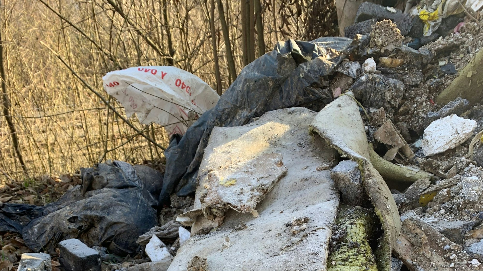 Baumaterialien auf einer „wilden Müllkippe“.