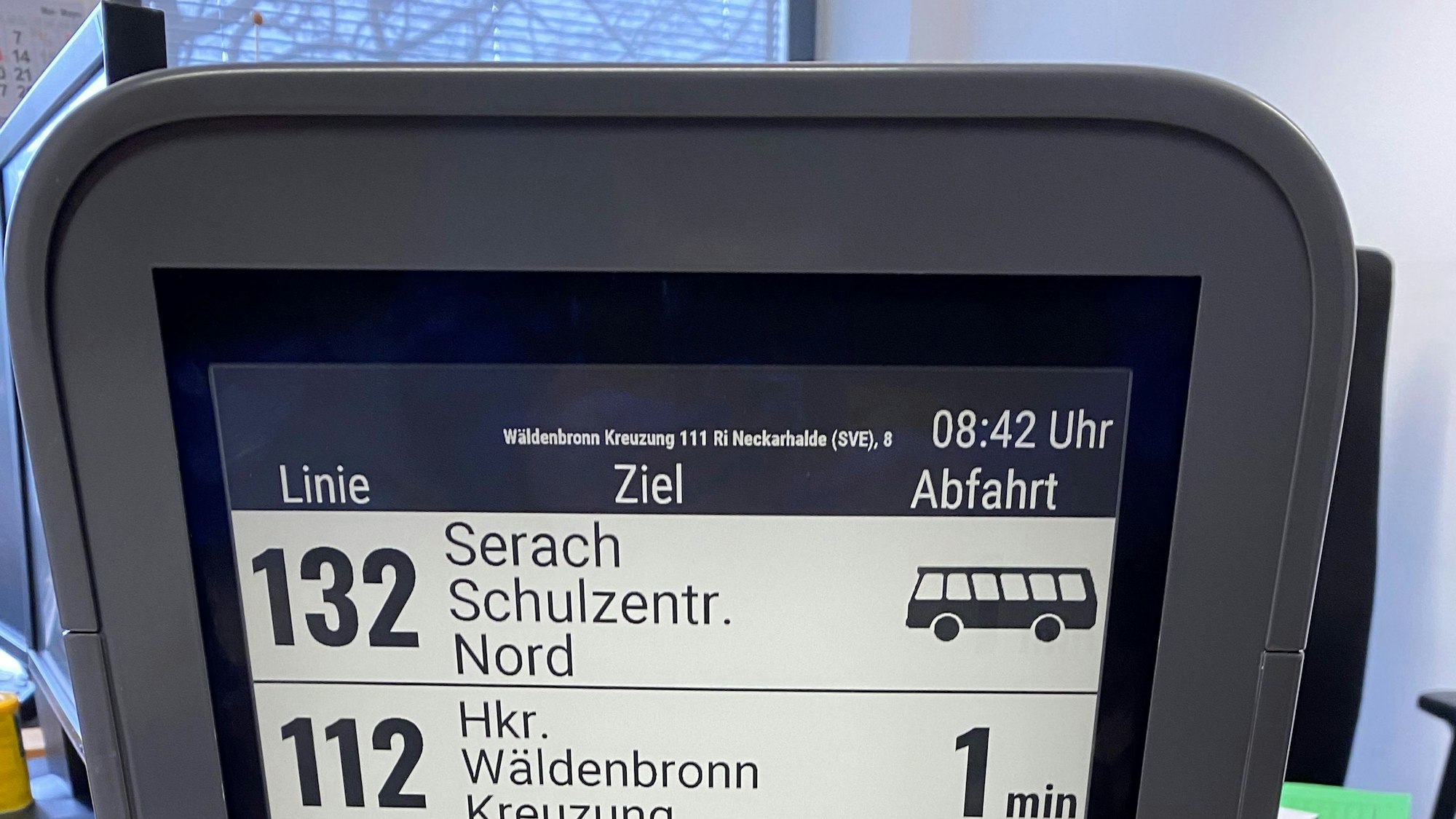 Ein digitales Display mit Fahrzeitenanzeige.