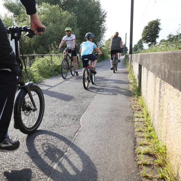 Fahrradfahrer fahren mit ihren Fahrrädern auf einer Straße.