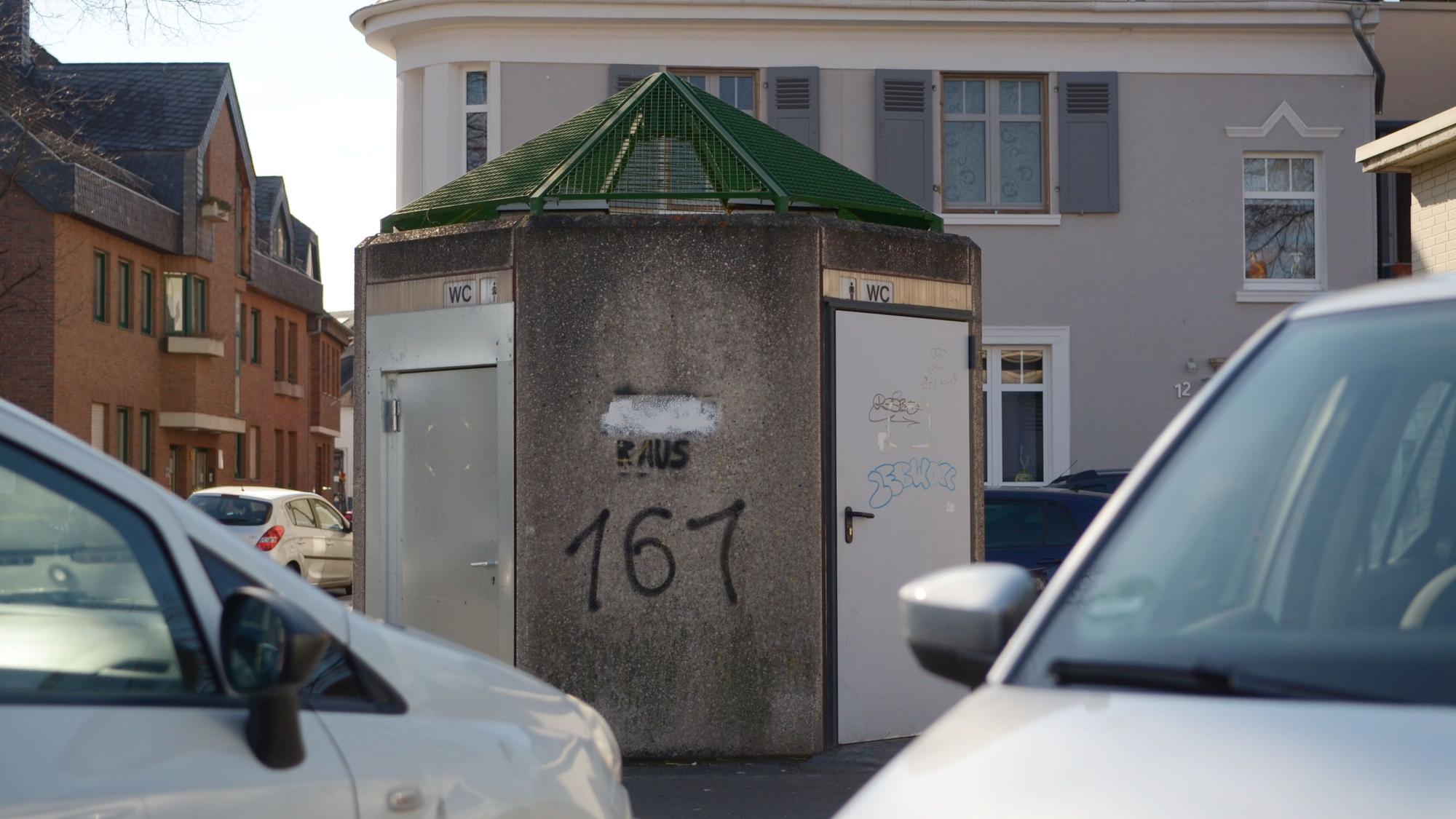 Die öffentliche Toilette auf dem Annaturmplatz in Euskirchen.
