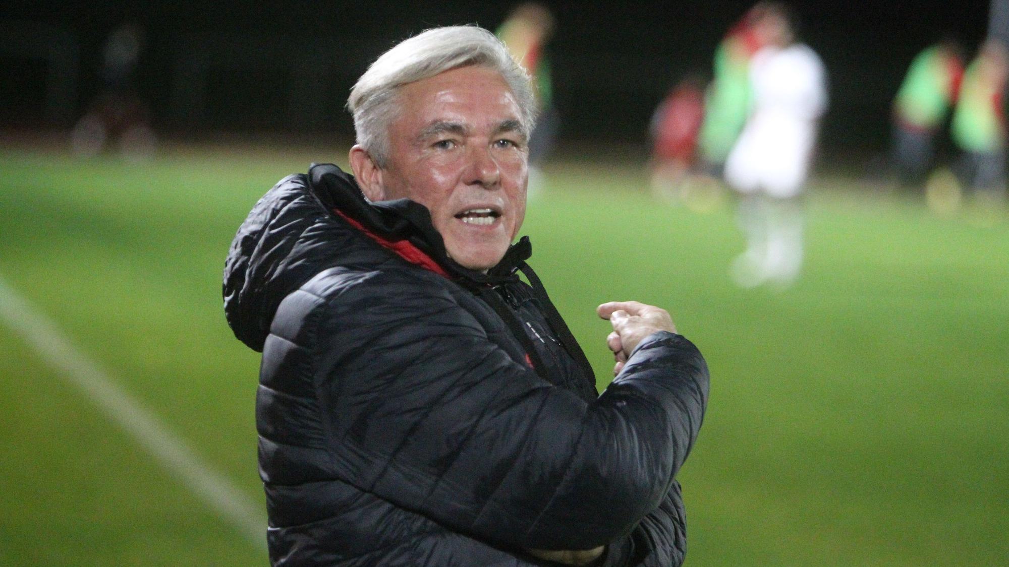 Fußball Mittelrheinpokal Verbandspokal FC Hennef verliert in der ersten Runde gegen den Drittligisten Viktoria Köln mit 0:3
Viktoria Trainer Olaf Janßen