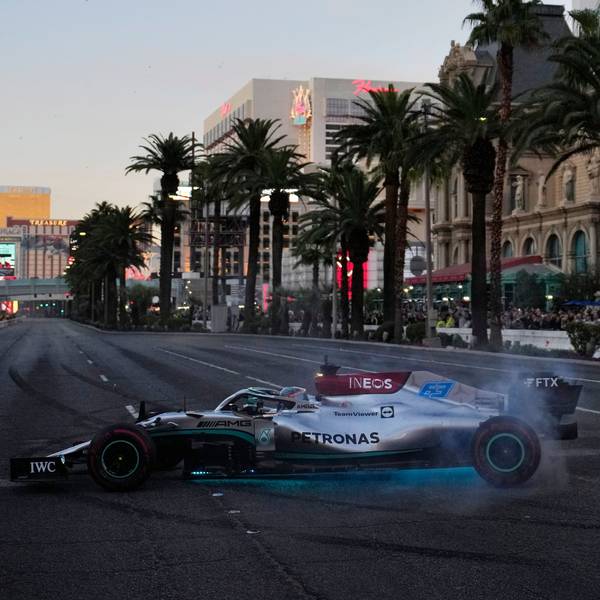 George Russell macht einen Burnout während einer Demonstration entlang des Las Vegas Strip.