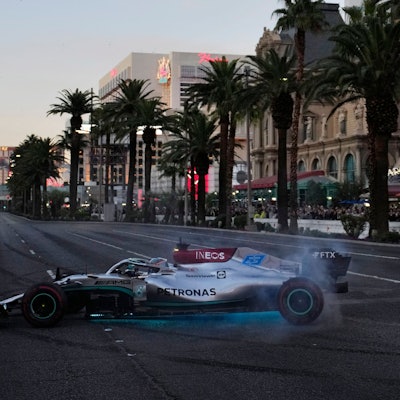 George Russell macht einen Burnout während einer Demonstration entlang des Las Vegas Strip.