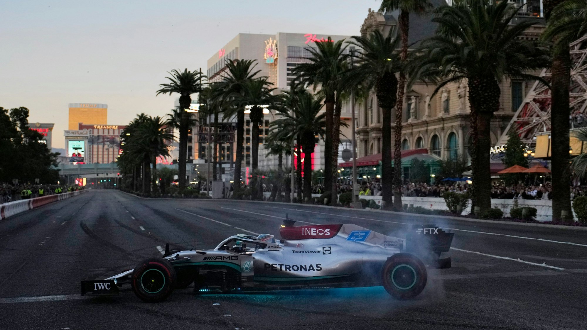 George Russell macht einen Burnout während einer Demonstration entlang des Las Vegas Strip.