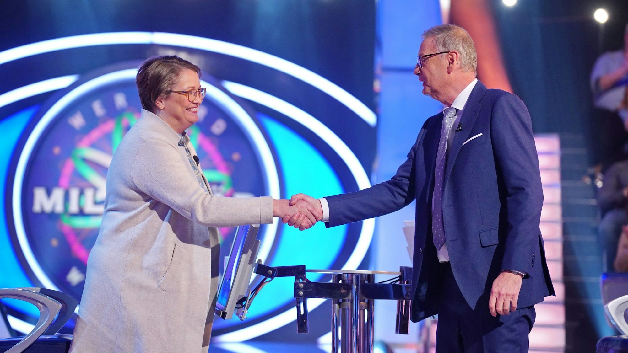 Moderator Günther Jauch mit Karin Weiden aus Nordhorn
Die Verwendung des sendungsbezogenen Materials ist nur mit dem Hinweis und Verlinkung auf RTL+ gestattet.
