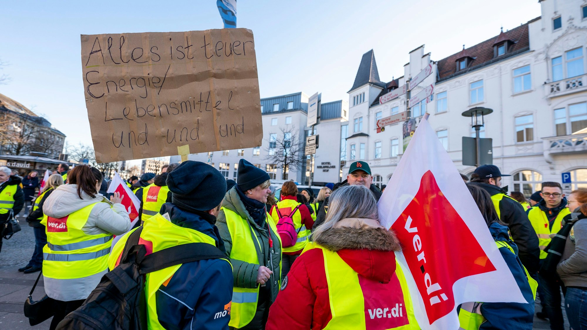 Nordrhein-Westfalen, Bielefeld: Demonstranten versammeln sich für einen Warnstreik vor dem Hauptbahnhof.
