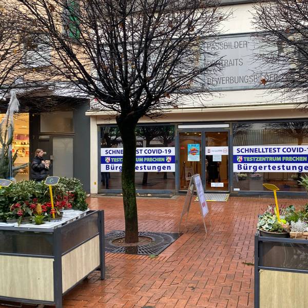 Das ehemalige Corona-Testzentrum in der Frechener Fußgängerzone.
