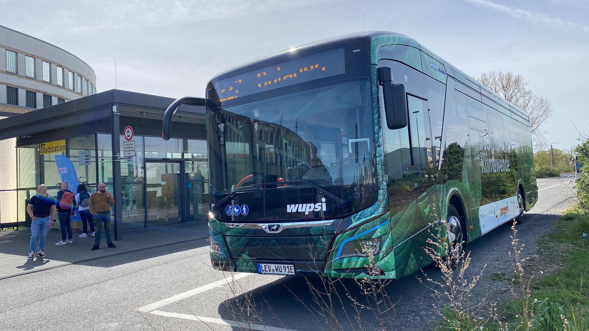 Ein Bus der Wupsi steht am Bahnhof in Bergisch Gladbach.