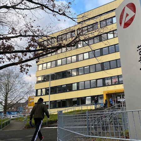 Blick auf das gelbe Gebäude der Agentur für Arbeit.