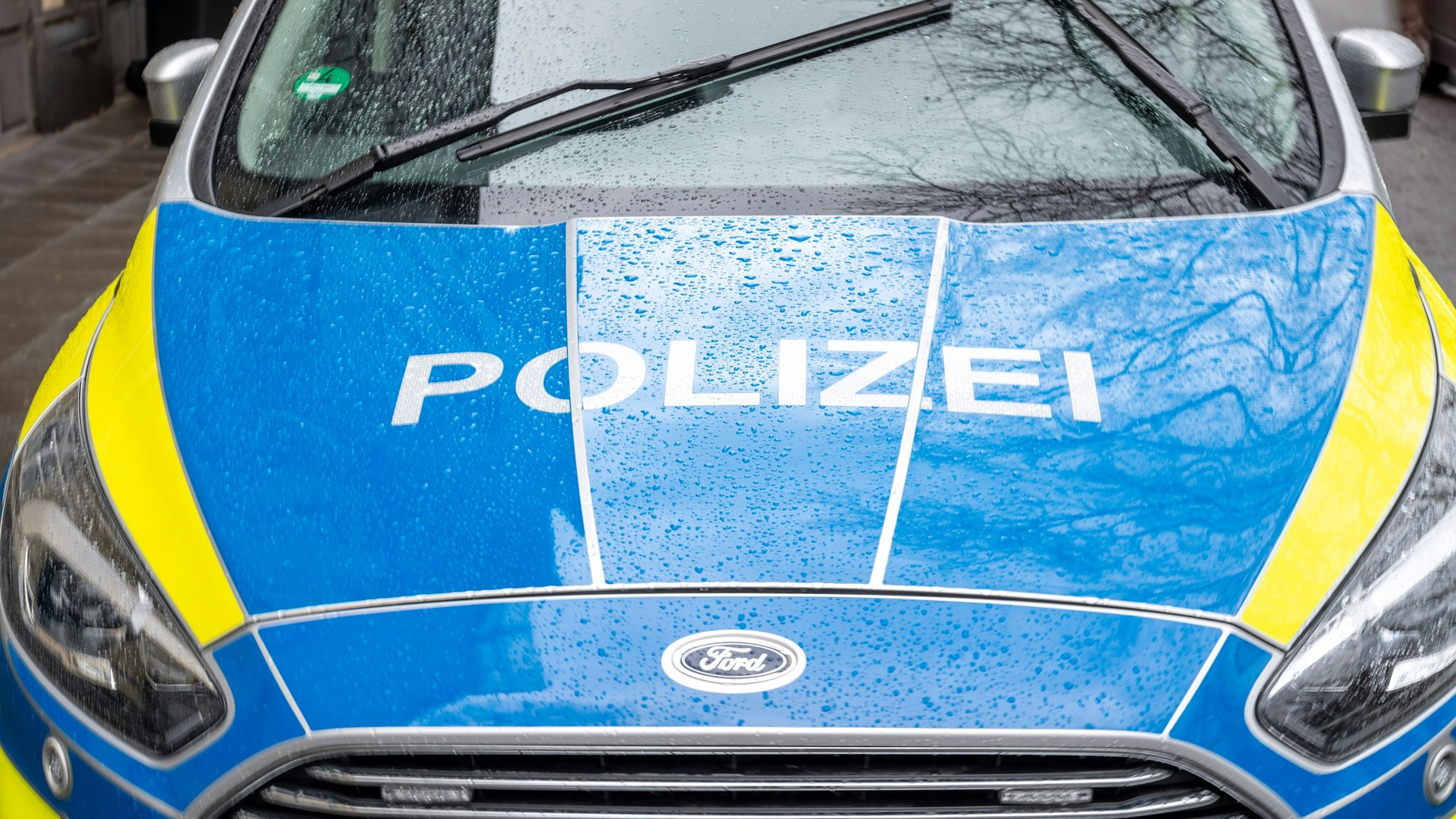 Einsatzfahrzeug der Polizei. Kennzeichen NRW, Automarke Ford.